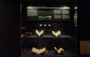 SLUB, Ausstellung "Wie Luthers Worte fliegen lernten" : Vitrine "Luther am Schreibtisch"