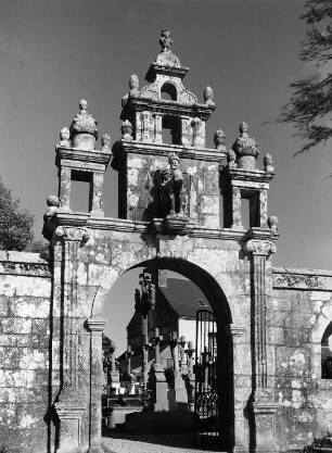 Argol. Friedhofsmauer. Triumphtor (1659)