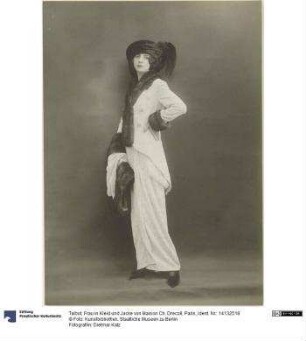 Frau in Kleid und Jacke von Maison Ch. Drecoll, Paris