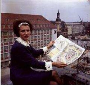 Leipziger Stadtführerin (Hostess) mit Stadtplan vor Marktplatz und altem Rathaus