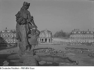 Dresden-Altstadt. Zwinger (1709-1728; M. D. Pöppelmann). Blick von der Balustrade des Zoologischen Pavillons über den Zwingerhof zum Wallpavillon