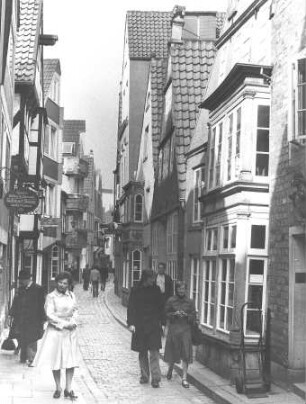 Bremen-Altstadt. Schnoor-Viertel. Blick in eine Gasse mit Besuchern des Viertels
