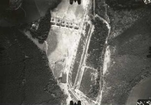 Nach der Hochwasserkatastrophe 1927. Müglitztal unterhalb Mühlbach. Quer zur Talsohle Arbeitersiedlung "Neuburkhardswalde", zur Papierfabrik Peschelmühle (am Nordrand des Bildes) gehörig (vgl. Meßtischblatt 5048)