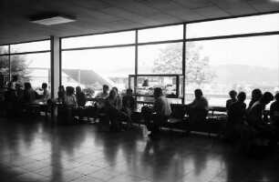 Lörrach: Studenten im Foyer der Pädagogischen Hochschule