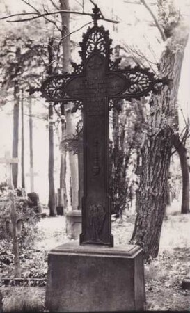 Friedhof. Grabkreuz. Gußeisen