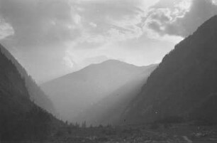 Unten im Tal : Sonnenstrahlen, die in ein Tal einfallen.