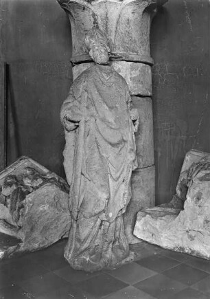 Figur eines stehenden Bischofs