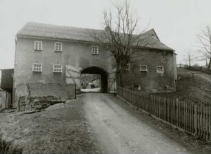 Hartmannsbach, Gehöft Nr. 30, Vierseithof, Stallgebäude mit Durchfahrt