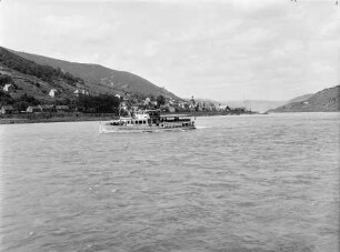 Ausflugsdampfer Liselotte mit Hakenkreuzfahne auf dem Rhein