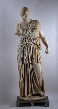 Statue der Athena mit Kreuzbandägis