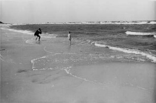 Vater fotografiert seine Tochter am Meer