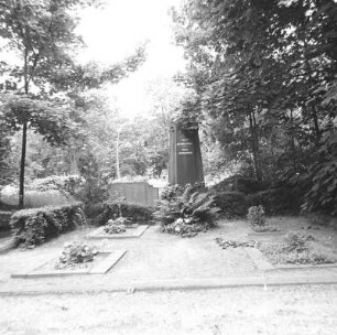 Grabstätte der Familien Kittel und Schmalbruch : Grabstätte der Familien Kittel und Schmalbruch (A. 20. Jh.). Cottbus-Schmellwitz, Nordfriedhof