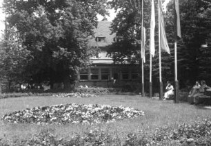 Berggießhübel (Bad-Gottleuba-Berggießhübel), Sebastian-Kneipp-Straße 11. Kurhotel und Gaststätte "Sächsisches Haus" (um 1930). Gartenansicht