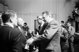 30. Tagung 1980 Chemiker; Eröffnung Festhalle; Gruppen stehend vor den Sitzreihen: Oberbürgermeister Steurer, E. Pestel, H. Maier, H. Engler, in der Sitzreihe: Frau Backlund, W. Hoppe, G. Lehr, rechts vorn stehend Spang