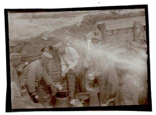 Original-Fotos (doppelt) mit Zensurvermerk 18.11.1916: Nr. 185: Essenfassen