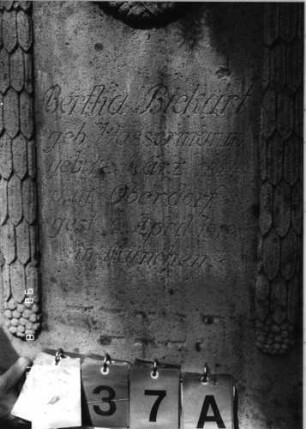 Grabstein 237 (Index: 99618359) Maße HxBxT: 168x64x21 cm Symbolik: Kranz, Verzierungen: Grabstein 237A