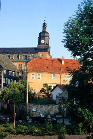 Dorfplatz "Am Plan" mit Blick zur Kirche