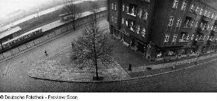 Straßenszene (Blick aus der Wohnung des Fotografen bei einem Regenschauer)