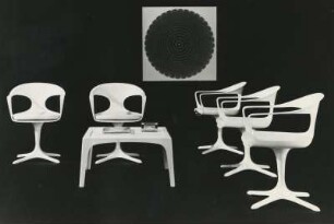 Sessel und Accessoire-Tisch als Empfangsgruppe von Konrad Schäfer