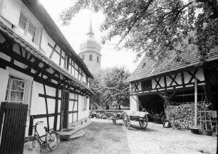 Sessenheim: Hof mit Kirchturm