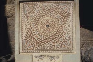 Mosaik mit Knotenmotiv und Vögeln