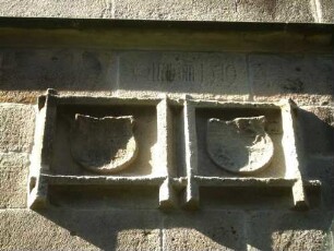 Kirchturm im Süden-Erdgeschoss-Zwei Wappenschilde mit Jahr 1519 (Neubau des Kirchturms) am Erdgeschoss unter Gesims-rechter Wappenschild Würzburger Fürstbischof Lorenz von Bibra