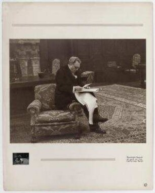 Der amerikanische Zeitungsverleger William Randolph Hearst beim Lesen der Depeschen in seinem Schloss "La Cuesta Encantada" in San Simeon, Kalifornien. William Randolph Hearst