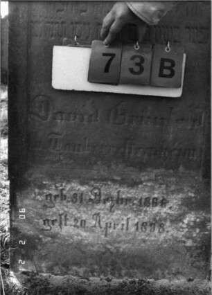Grabstein 73 (Index: 100116213) Material: Sandstein Zustand: gut Maße HxBxT: 166x60x17 cm Beschreibung: aufgesockelte Stele mit Rundbogenabschluß Symbolik: Schofar, Cohanim-Hände Besonderheit: kulturhistorisch wertvoll / hist.-wiss. Gründe (Gemeindestellung): Grabstein 73B (Detailaufnahme)