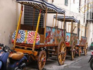 Palermo, Altstadt. Parkende Kutschen für Touristen mit naiver bunter Bemalung