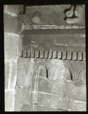 Stiftskirche, rom. Rundbogen, Fries am Südturm gegen den Dachraum