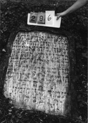 Grabstein 296 (Index: 99791392) Zustand: schwer lesbar Maße HxBxT: 102x64xo.A. cm Besonderheit: Lesung teilweise unsicher: Grabstein 296