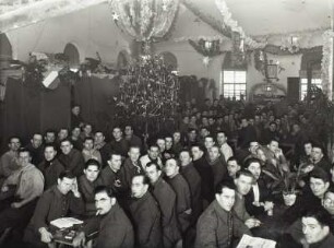 Weihnachtsfeier französischer Kriegsgefangener in einer Turnhalle