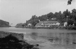 Mühlteich : Gebäude am Ufer eines Mühlteichs.