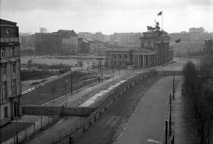 Berlin: Reichstagsgebäude; vom Sitzungszimmer auf Brandenburger Tor mit Mauer