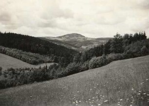 Erzgebirge oberhalb Lauenstein. Tal des Roten Wassers und Geisingberg vom Hand des Müglitztales