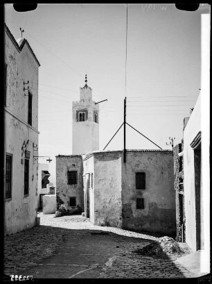 Sidi Bou Said, Straße mit Minarett