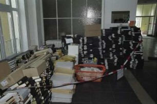 Sächsische Landesbibliothek - Staats- und Universitätsbibliothek Dresden, Zweigbibliothek Medizin. Gestapelte Zeitschriftenbände
