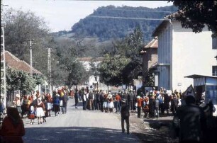 Huta Certeze: Straße mit Trachtengruppen