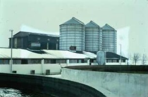 Fotografie: Lagertechnik, Lagerung, Futtermittel, Silage, Heu, Gülle, Güllebehälter, Betriebsgebäude