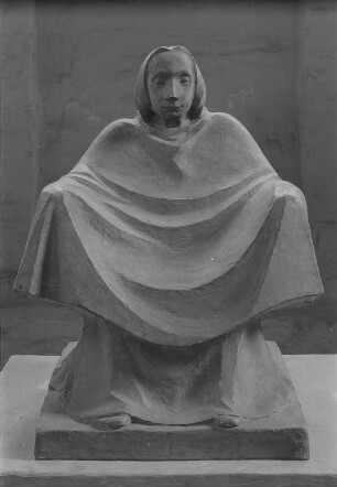 Mutter Erde II : Mutter Erde II. Gips, getönt; H. 73 cm (1920; E. Barlach). Güstrow: Gertrudenkapelle