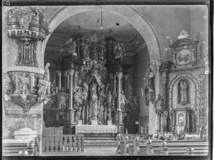 Kirche, Innenraum - Blick auf Hochaltar, Seitenaltar und Kanzel