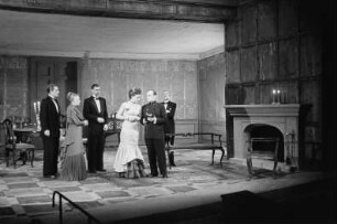 Szenenbilder aus dem Drama "Ein Inspektor kommt" von John Bonyton Priestley im Theater am Schiffbauerdamm Berlin : Szene mit Max Eckard (3. von links), Alfred Schieske als Inspektor Goole (2. von rechts) und Ernst Waldow als Arthur Birling (rechts)