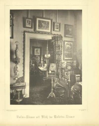 Vorlese-Zimmer mit Blick ins Toiletten-Zimmer