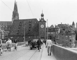 Regensburg, Brückturm : Regensburg. Blick über die Steinerne Brücke zum Brückturm