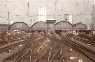 Frankfurt (Main): Hauptbahnhof; vom ausfahrenden Zug