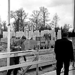 Friedrich-Ebert-Stiftung: Am Kratt: Heimvolkshochschule: Grundsteinlegung durch Bundeskanzler Willy Brandt: hinten Gebäude in Bau: vorne werden Bierflaschen aufgereiht, 20. April 1971