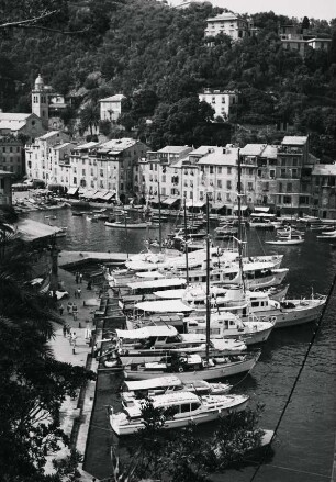 Portofino. Italienische Riviera. Ansicht des Ortes mit der als Hafen genutzten malerischen Bucht
