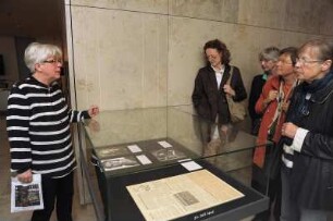 SLUB, Ausstellung "Stunde Null?" : Die Leiterin des Buchmuseums, Katrin Nitzschke, bei der Führung durch die Ausstellung.
