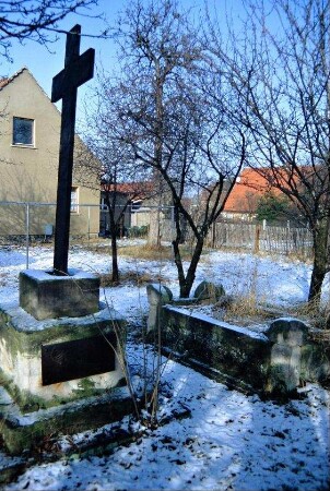 Grab des Sohnes der Dichterin Caroline von Wolzogen im Garten des ehemaligen Gutshauses