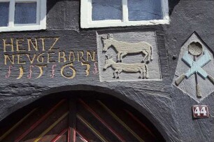 Stolberg. Tür zur einstigen Garküche des Ortes mit Inschrift , Datierung und Zunftzeichen